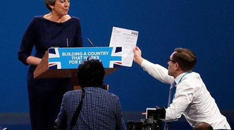 Κωμικός διέκοψε την ομιλία της Μέι και της έδωσε… ειδοποιητήριο απόλυσης (βίντεο)